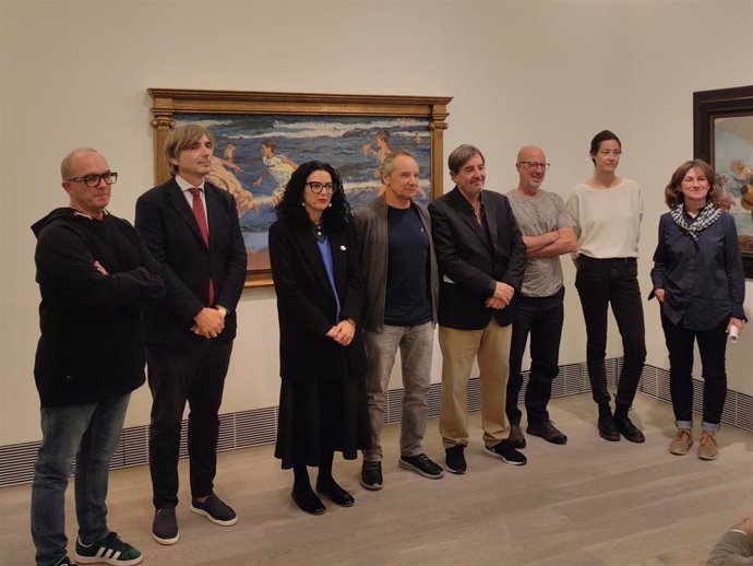 El director del Museo de Bellas Artes, Alfonso Palacio; la consejera de Cultura, Vanessa Gutiérrez; y el director del Instituto Cervantes, Luis García Montero, con comisarios y artistas participantes en la feria de arte West Bund Art & Design de Shanghái