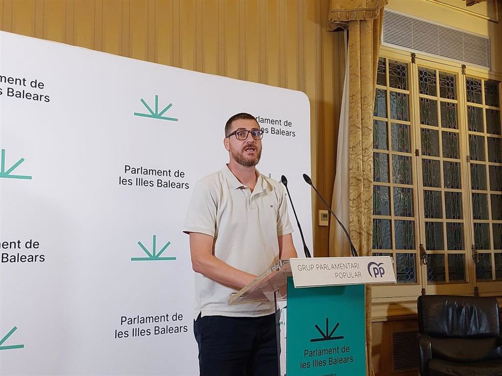 El portavoz parlamentario del PP, Sebasti Sagreras, en rueda de prensa