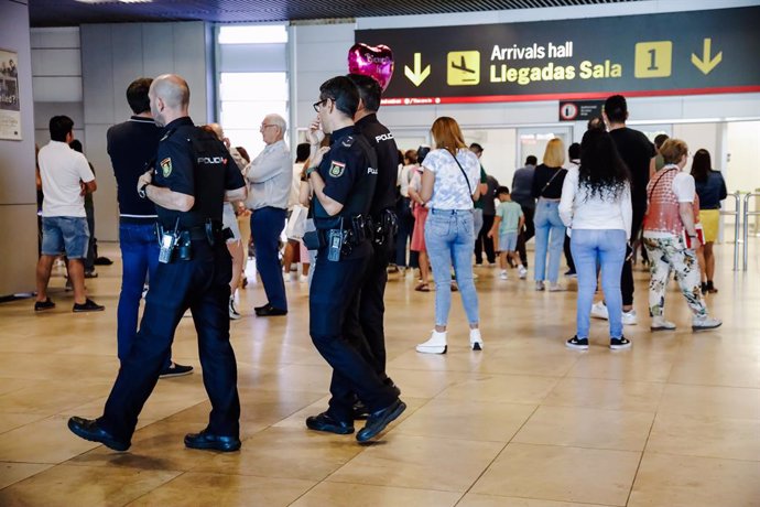 Archivo - Un grupo de agentes de Policía Nacional vigilan un día antes del inicio de la cumbre de la OTAN en Madrid, en el aeropuerto Adolfo Suárez Madrid Barajas, a 27 de junio de 2022, en Madrid (España). Unos 10.000 agentes de las Fuerzas y Cuerpos de 