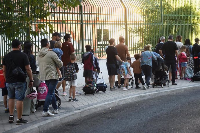 Archivo - Niños y padres hacen cola para entrar al colegio el primer día, a 9 de septiembre de 2024.