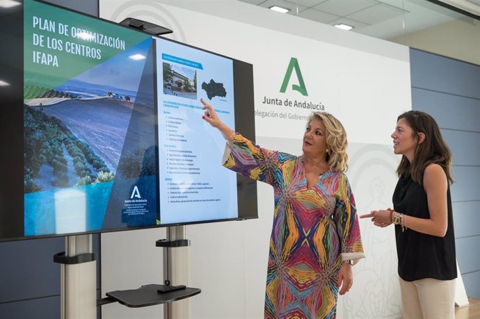 La delegada de Agricultura, Pesca, Agua y Desarrollo Rural, Carmen Lidia Reyes, y la directora del centro Ifapa en Granada, Mariles Álvarez.