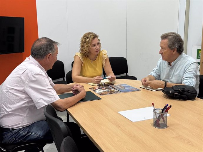 Susana Hornillo, en una reunión con integrantes de la plataforma cívica Ben Baso.