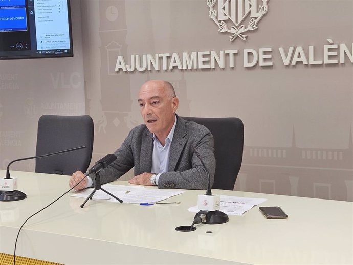 El edil de Movilidad en el Ayuntamiento de València y presidente de la Empresa Municipal de Transportes( EMT) de la ciudad, Jesús Carbonell, en la presentación de resultados de la auditoría sobre seguridad vial.