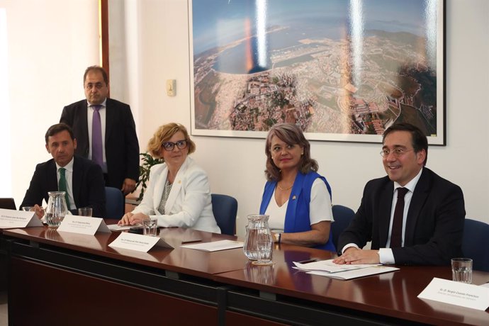 Archivo - El ministro de Asuntos Exteriores, Unión Europea y Cooperación del Gobierno de España, José Manuel Albares (1d), durante  la reunión junto a representantes municipales del Campo de Gibraltar. A 04 de junio de 2024, en Algeciras, Cádiz (Andalucía