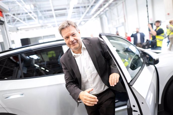 20 September 2024, Lower Saxony, Emden: Robert Habeck, German Minister for Economic Affairs and Climate Protection, on a tour of the electrical assembly line at the VolkWagen plant in Emden.