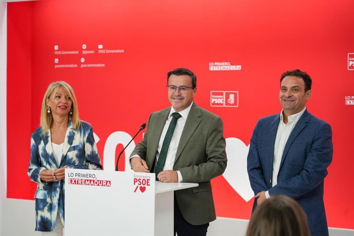 El secretario general del PSOE de Extremadura, Miguel Ángel Gallardo, en rueda de prensa acompañado de la portavoz del Grupo Socialista en la Asamblea, Piedad Álvarez, y del portavoz parlamentario de Economía, Jorge Amado