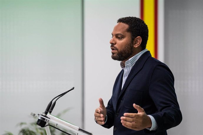 Archivo - El secretario general y vicepresidente de Vox, Ignacio Garriga, durante una rueda de prensa, en la sede de Vox.