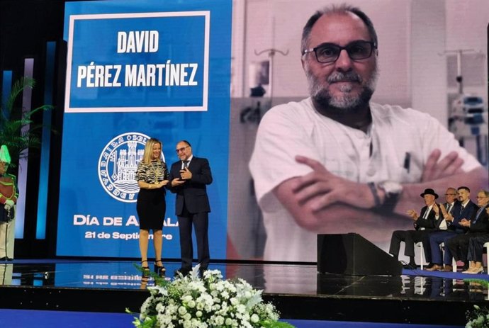 El enfermero del Hospital de Valme David Pérez Martínez, reconocido como 'Alcalareño Ilustre', recoge la distinción de manos de la alcaldesa, Ana Isabel Jiménez.