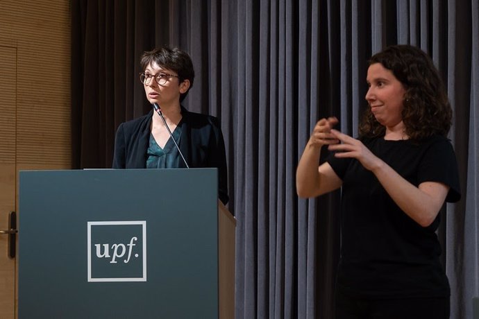 Interpretación en lengua de signos catalana (LSC) durante la ceremonia de entrega de los premios de 2024 de varios concursos de la UPF en el ámbito de la traducción y las ciencias del lenguaje.