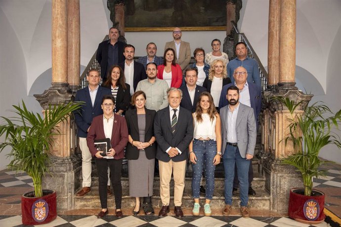 El presidente de la Diputación de Córdoba, Salvador Fuentes (centro), junto a los componentes del Consejo de Alcaldes y Alcaldesas.