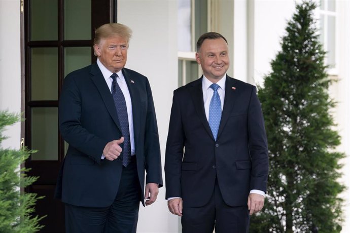 Archivo - Imagen de archivo del expresidente de Estados Unidos Donald Trump recibiendo a su par polaco, Andrzej Duda, en la Casa Blanca, en enero de 2020