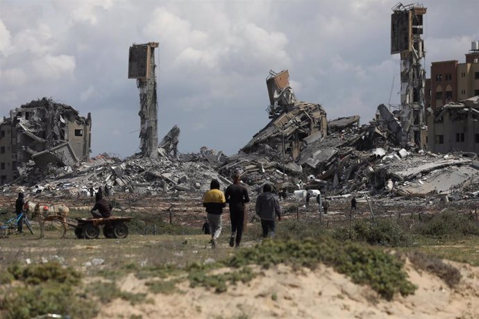 Archivo - Edificios destruidos por bombardeos israelíes en la zona residencial de Asra, en el noroeste de Nuseirat, en la Franja de Gaza (archivo)