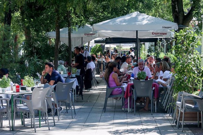 Archivo - Varias personas disfrutan de las altas temperaturas, a 30 de septiembre de 2023, en Madrid, (España).