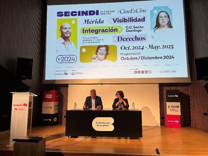 El director de Fundación CB, Emilio Jiménez, y la concejala de Educación, Accesibilidad Universal e Inclusión, Susana Fajardo, presentan el nuevo formato de la Secindi.