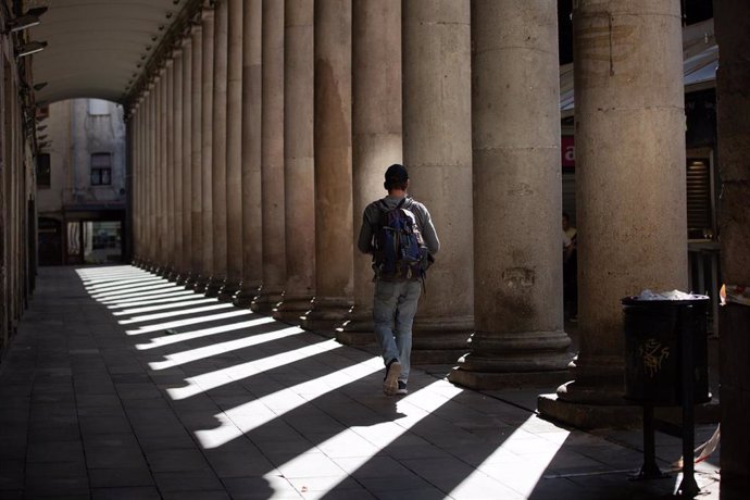 Imagen de archivo - Un hombre camina por una calle en Barcelona