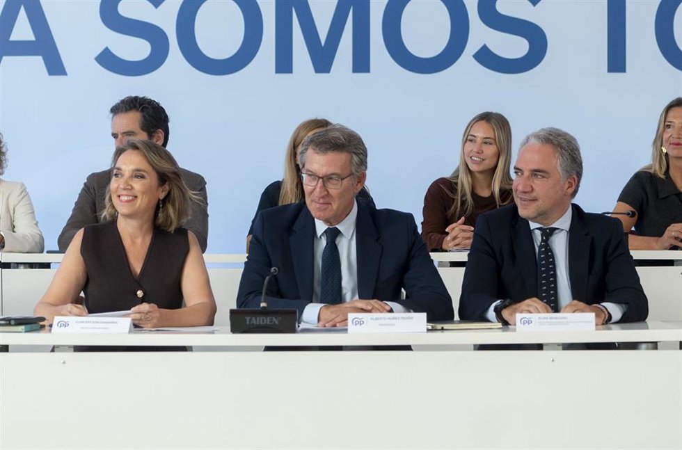 (I-D) Lasecretaria general del Partido Popular, Cuca Gamarra; el presidente del PP, Alberto Núñez Feijóo; y el vicesecretario de Coordinación Autonómica y Local y Análisis Electoral del PP, Elías Bendodo, durante la reunión del Comité Ejecutivo Nacion