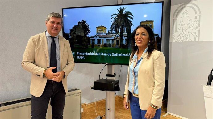 Marta Bosquet y Francisco Acosta, durante la presentación del Plan de Optimización de Centros Ifapa.