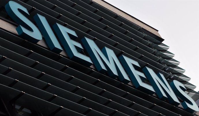 Archivo - FILED - 15 November 2023, Bavaria, Munich: The "Siemens" lettering can be seen at the Group's headquarters. 