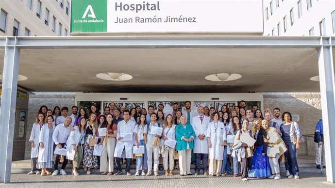 Graduación de los 60 residentes que acaban su especialización en el Hospital Juan Ramón Jiménez de Huelva.