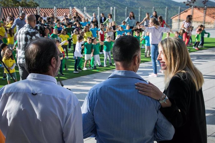 La presidenta de la Junta de Extremadura, María Guardiola, visita un centro rural agrupado en Gata