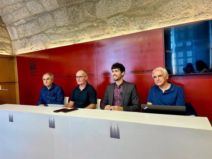 Los concejales de Urbanismo y Mobilidade de Santiago de Compostela, Iago Lestegás y Xan Duro, en rueda de prensa en el Ayuntamiento.