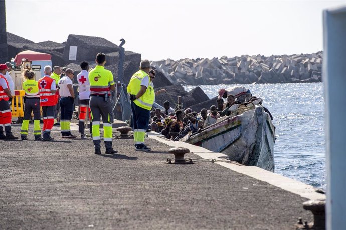 Los Servicios de Emergencias reciben a varios migrantes a su llegada al puerto de La Restinga, a 22 de septiembre de 2024, en El Hierro, Canarias (España).