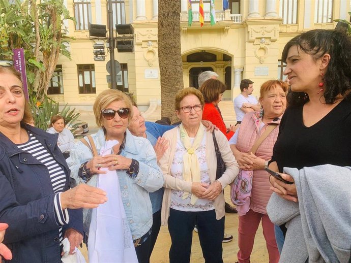 La portavoz de Con Málaga, Toni Morillas, junto a vecinos de Puerto de la Torre.