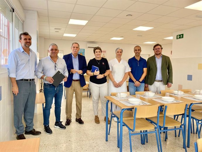 Viso (3º izda.), durante la visita al nuevo comedor escolar del CEIP Antonio Gala de Silillos.