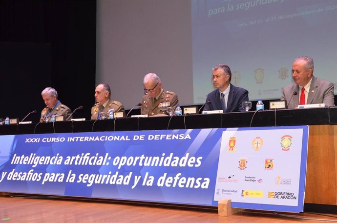 Autoridades civiles y militares que han participado en la inauguración del curso.