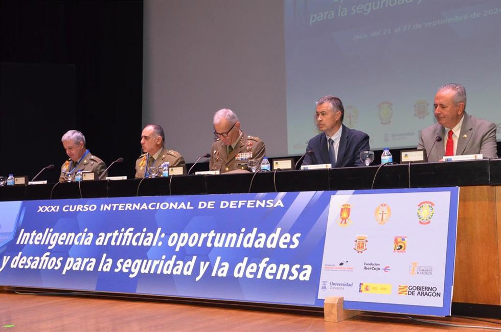 Autoridades civiles y militares que han participado en la inauguración del curso.