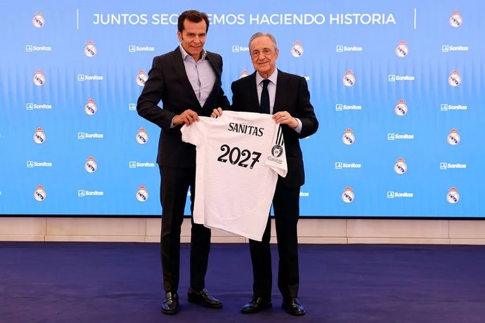 El CEO de Sanitas y de Bupa ELA, Iñaki Peralta, y el presidente del Real Madrid, Florentino Pérez, celebran el acuerdo de renovación entre ambas entidades hasta 2027.