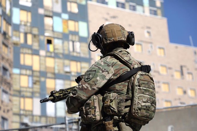 Imagen de archivo de un militar ucraniano frente a un edificio residencial en Kiev