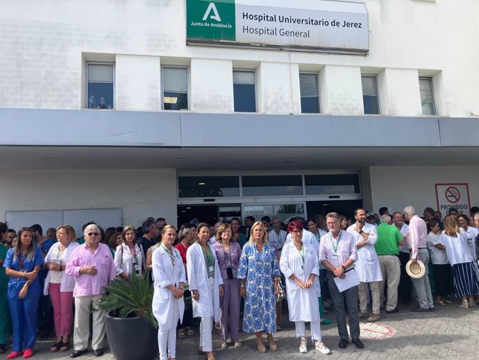 Imagen de archivo de una concentración en el Hospital de Jerez (Cádiz) tras la agresión a un profesional sanitario. ARCHIVO.