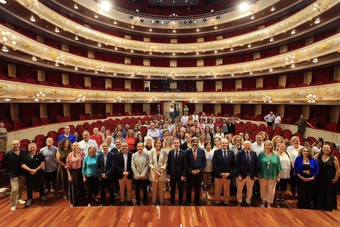 El presidente del Consell de Mallorca, Lorenç Galmés, junto a los trabajadores de la institución insular.