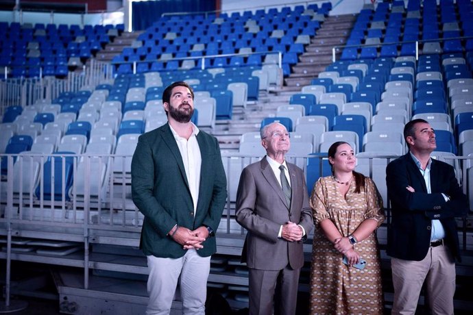 El alcalde de Málaga, Francisco de la Torre, junto al concejal delegado de Deporte, Borja Vivas, ha visitado este lunes las instalaciones