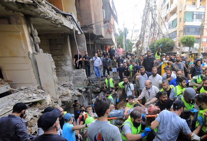 Miembros de los equipos de rescate en el edificio bombardeado por el Ejército de Israel el 20 de septiembre de 2024 en la capital de Líbano, Beirut (archivo)