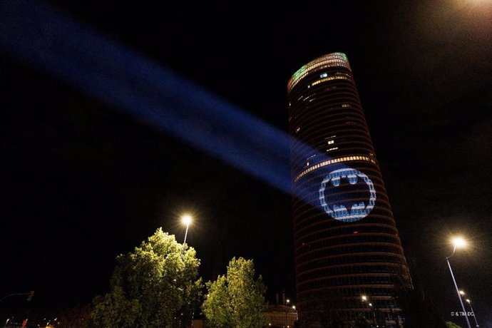 Imagen de la Torre Sevilla iluminada con la "Batseñal"