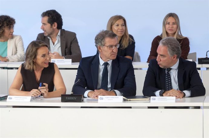 La secretaria general, Cuca Gamarra; el presidente del PP, Alberto Núñez Feijóo, y el vicesecretario de Coordinación Autonómica y Local, Elías Bendodo, durante el Comité Ejecutivo Nacional, a 23 de septiembre de 2024, en Madrid (España).