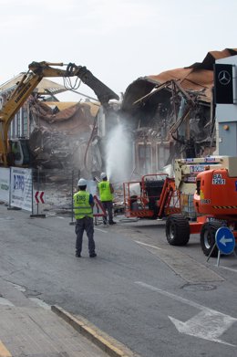 Máquinas excavadoras y obreros trabajan en la demolición de la discoteca Teatre donde fallecieron 13 personas en octubre de 2023, a 23 de septiembre de 2024, en Murcia, Región de Murcia (España). Hoy, han comenzado los trabajos de demolición de la discote