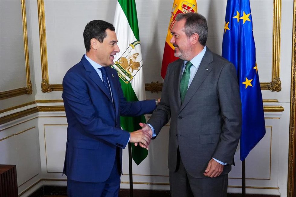 El presidente de la Junta de Andalucía, Juanma Moreno (i) con el secretario general del PSOE A, JuanEspadas (d) durante la reunión del día de hoy, a 23 de septiembre de 2024, en Sevilla, Andalucía (España). El presidente de la Junta de Andalucía, Juan