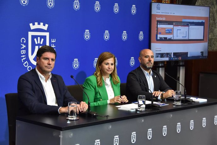 La consejera de Acción Social del Cabildo de Tenerife, Águeda Fumero, junto al alcalde de Santiago del Teide, Emilio Navarro, y el director insular de Participación Ciudadana, Alberto Lemus