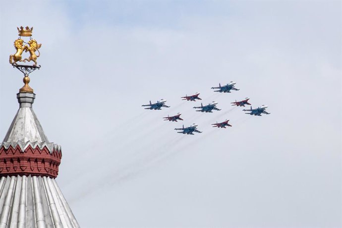 Archivo - Imagen de archivo de aviones sobrevolando el Kremlin durante un desfile militar en Rusia.