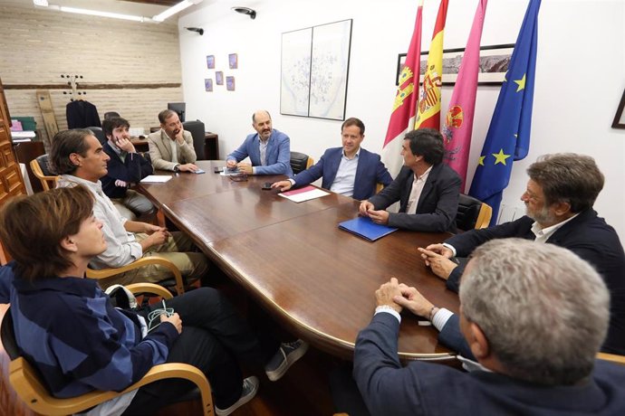 El alcalde de Toledo, Carlos Velázquez, y el concejal de Turismo, Vivienda y Relaciones con la UCLM, José Manuel Velasco, se reúnen con la Junta Directiva de la Asociación "Comunidad Energética Casco Histórico Ciudad de Toledo'.