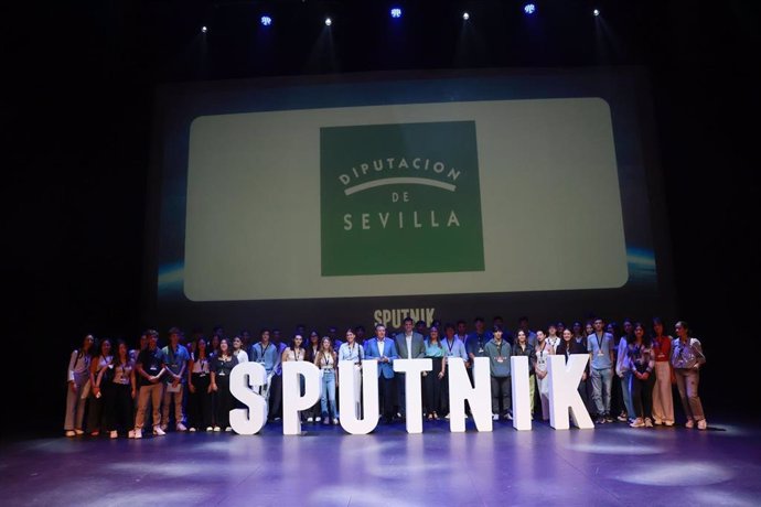 Javier Fernández con el medio centenar de jóvenes becados para el programa Sputnik