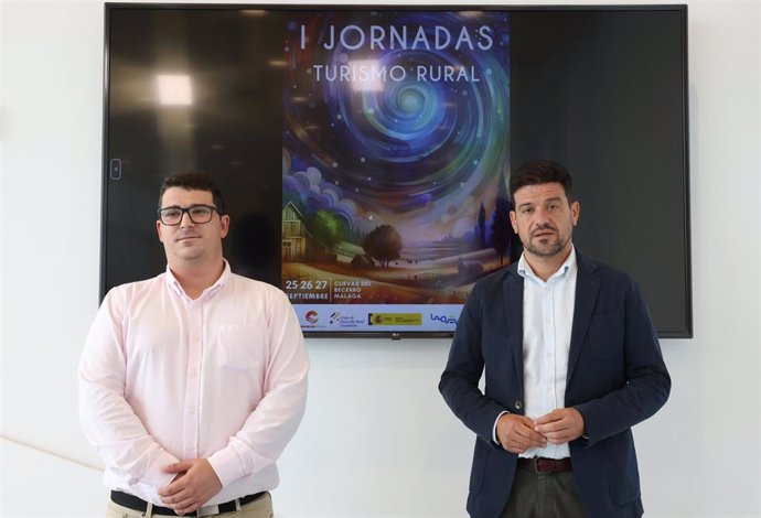 El vicepresidente de Infraestructuras y Territorio Sostenible de la Diputación de Málaga, Cristóbal Ortega, junto al primer teniente de alcalde y concejal de Turismo del Ayuntamiento de Cuevas del Becerro, Carlos Lozano.