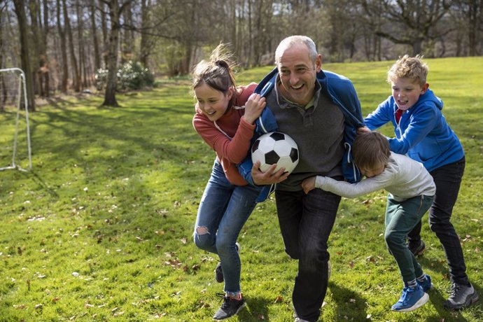 Archivo - Una gran familia feliz. Padre jugando con sus hijos.