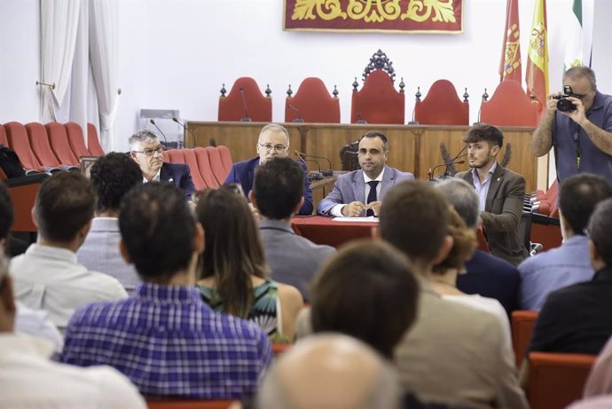 Los alcaldes de Guadix, Jesús Lorente, y de Baza, Pedro Justo Ramos, el presidente de la Diputación de Granada, Francis Rodríguez, y el regidor de Huéscar, Ramón Martínez, de izquierda a derecha en la mesa en la imagen