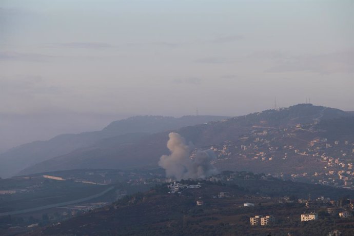 Columna de humo tras un bombardeo del Ejército de Israel contra Marjayún, en el sur de Líbano (archivo)