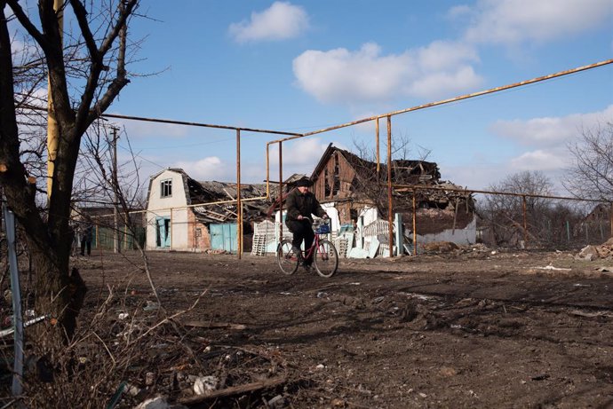 Archivo - February 21, 2024, Prokovsk, Prokovsk, Ukraine: Destruction near the front of Advidka made by the Russian boms in villages and towns.