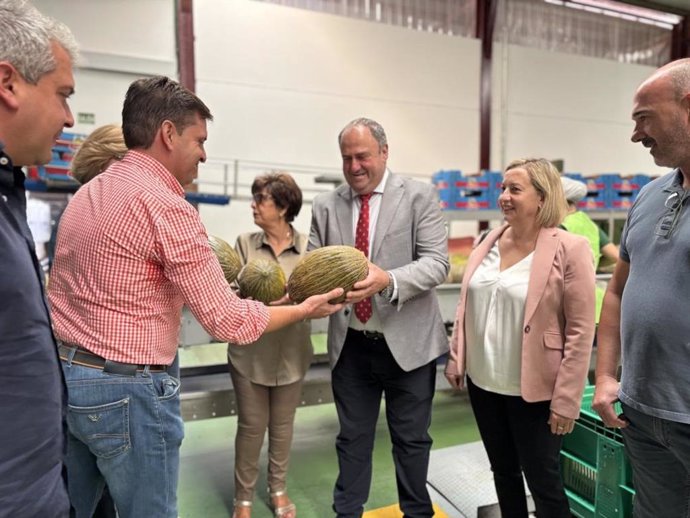 El consejero de Agricultura, Ganadería y Desarrollo Rural, Julián Martínez Lizán, en la visita que ha realizado a la Sociedad Agraria de Transformación (SAT) Campos, en Cinco Casas.